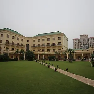 Hotel Dlf Club 4